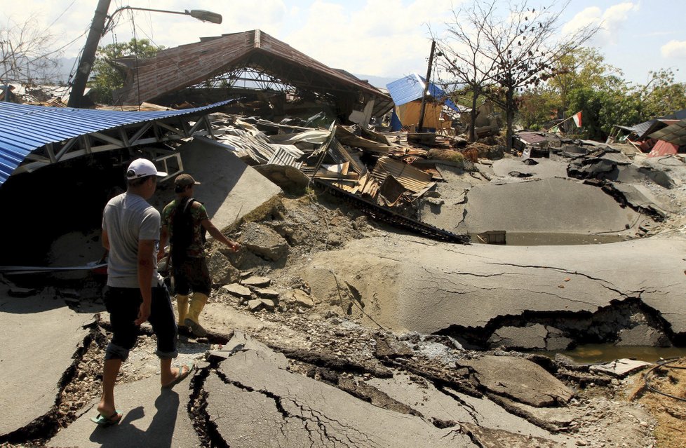 Záchranné akce po ničivém tsunami v Indonésii pokračují. Pro oběti vyhloubili masový hrob.