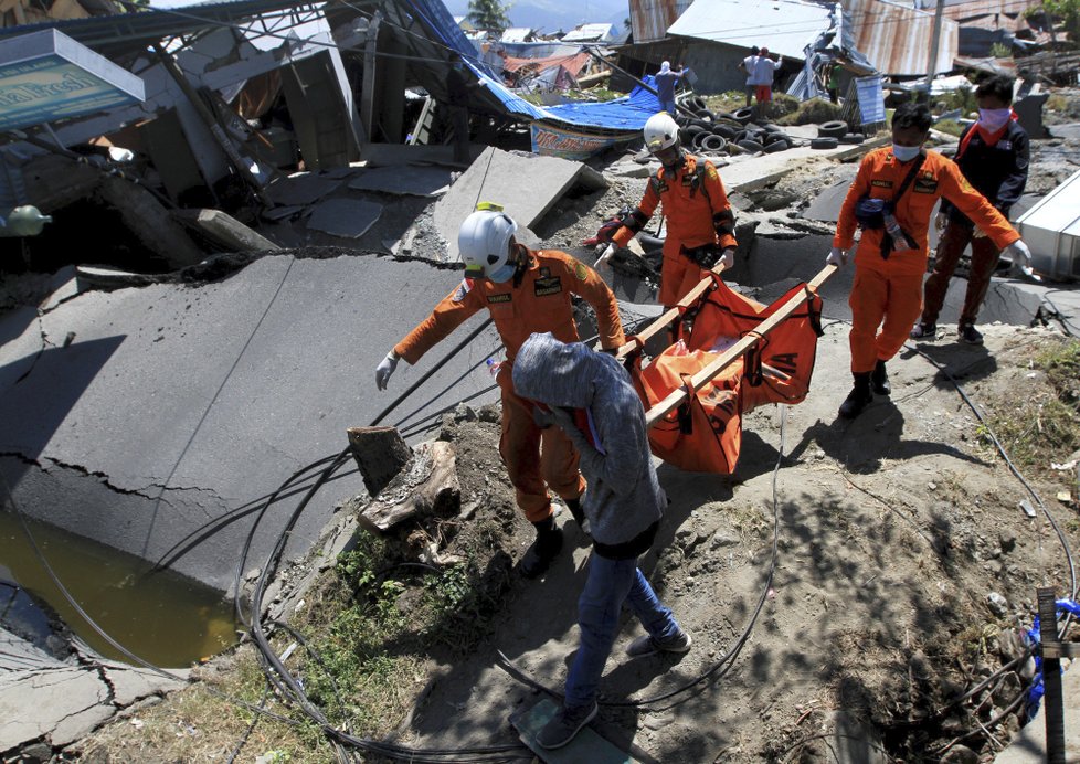 Záchranné akce po ničivé tsunami v Indonésii pokračují. Pro oběti vyhloubili masový hrob.