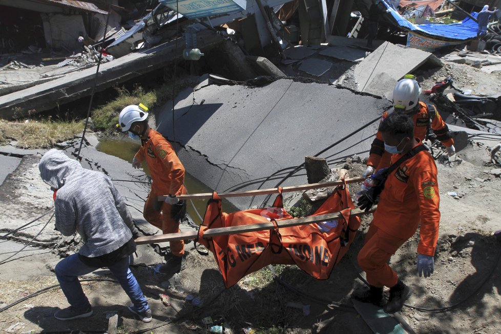 Indonésii v září 2018 zasáhla ničivá tsunami vyvolaná vulkánem Anak Krakatoa