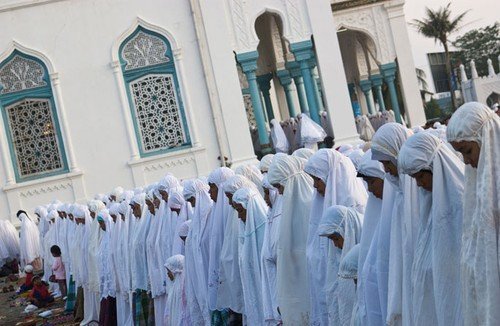 Indonésie je zemí s největší muslimskou populací na světě, ale žije zde i nezanedbatelný počet buddhistů, křesťanů a další náboženské menšiny.