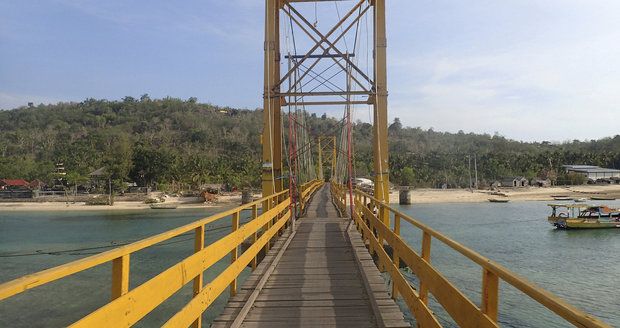 V Indonésii se zřítil most.