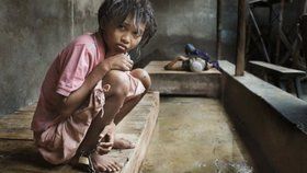 Fotografie, ze kterých mrazí! Takto beznadějně žijí mentálně postižení v Indonésii