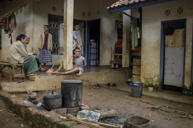 Život duševně nemocných v Indonésii připomíná život ve vězení. Otřesné podmínky odrážejí společenské opovržení, jemuž nemocní čelí.