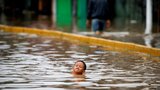 Metropoli spláchly novoroční lijáky. Nejméně 23 obětí záplav, v Jakartě dál prší