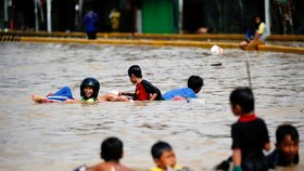 Indonéskou metropoli Jakartu postihly na Nový rok rozsáhlé záplavy, které si vyžádaly řadu lidských životů