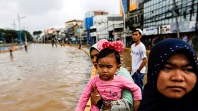 Indonéskou metropoli Jakartu postihly na Nový rok rozsáhlé záplavy, které si vyžádaly řadu lidských životů