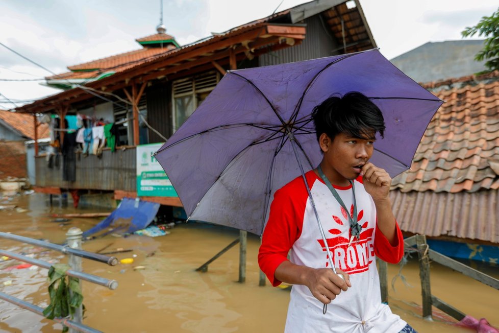 Indonéskou metropoli Jakartu postihly na Nový rok rozsáhlé záplavy, které si vyžádaly řadu lidských životů