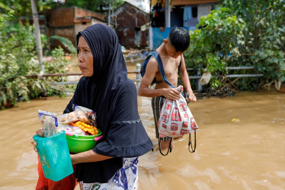 Indonéskou metropoli Jakartu postihly na Nový rok rozsáhlé záplavy, které si vyžádaly řadu lidských životů.