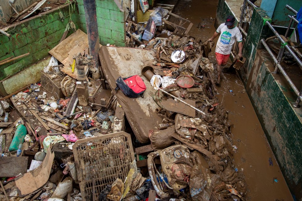 Záplavy zpustošily indonéskou metropoli Jakartu.
