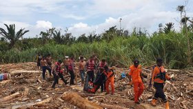 Bleskové záplavy v Indonésii si vyžádaly nejméně 50 obětí