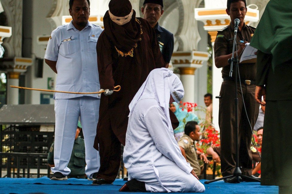 Tvrdý trest pro šestici nesezdaných párů. Dvě Indonésanky zůstaly po bičování ležet bez hnutí.
