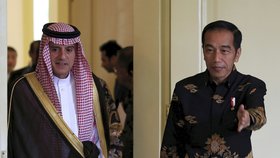 Saúdové popravili Indonésanku bez vědomí indonéské vlády. Prezident Widodo se dožaduje vysvětlení. Na snímku indonéský prezident Widodo se saúdským ministrem zahraničí.