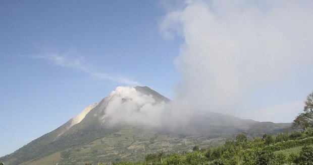 Evakuace obyvatel v Indonésii: Po 410 letech se probudila sopka