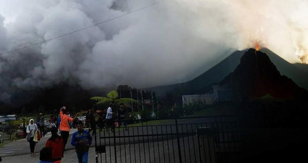 V Indonésii vybuchla sopka. Helikoptéra letící na pomoc se zřítila