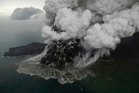 „Dítě Krakatau“ se probudilo: Výbuchy slyšeli 700 km daleko! Popel ochromil leteckou dopravu