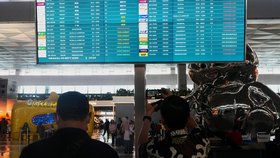 Indonéské úřady kvůli erupci sopky Anak Krakatau zastavily provoz na šesti letištích.