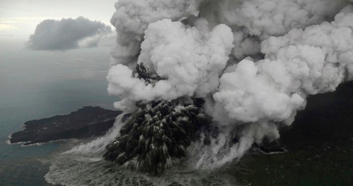 Erupce sopky Anak Krakatau.