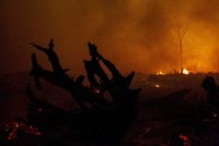 Peklo v ostrovním ráji. Indonésii sužuje oheň, výbuch sopky i zemětřesení
