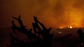 Indonésii sužují požáry, zemětřesení i erupce sopky.
