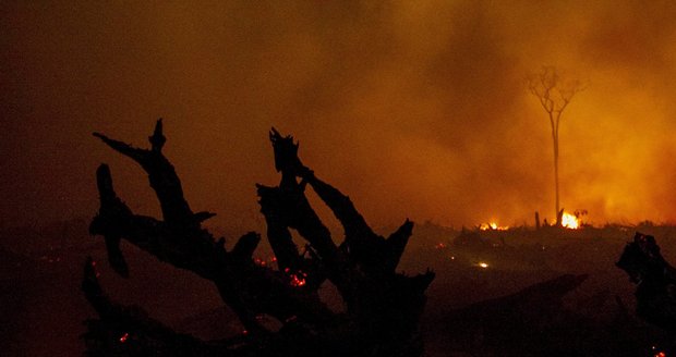 Peklo v ostrovním ráji. Indonésii sužuje oheň, výbuch sopky i zemětřesení 
