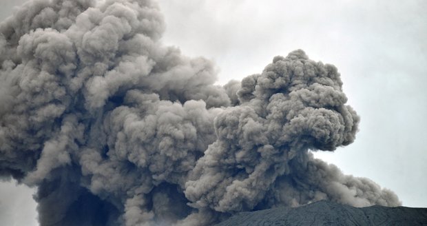 13 mrtvých turistů po výbuchu sopky Merapi! Další lidé utrpěli v Indonésii popáleniny