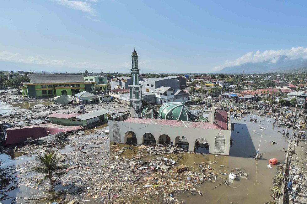 Indonéský ostrov Sulawesi postihlo zemětřesení, následovaly vlny tsunami