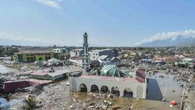 Indonéský ostrov Sulawesi postihlo zemětřesení, následovaly vlny tsunami