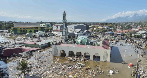 Tsunami v Indonésii má už přes 800 obětí. Pomoc potřebují miliony lidí