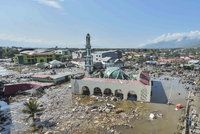 Tsunami v Indonésii má už přes 800 obětí. Pomoc potřebují miliony lidí
