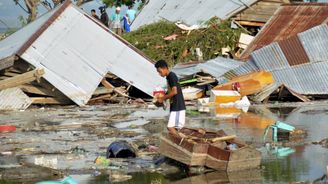 384 potvrzených obětí zemětřesení a cunami v Indonésii. Osud dalších stovek lidí je neznámý