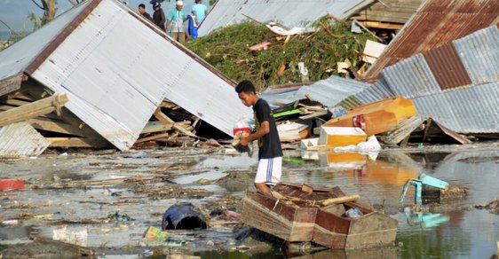 384 potvrzených obětí zemětřesení a cunami v Indonésii. Osud dalších stovek lidí je neznámý