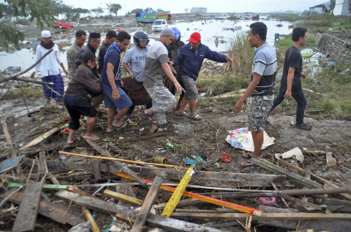 Indonéský ostrov Sulawesi zasáhlo zemětřesení, způsobilo až třímetrové vlny tsunami (28.9.2018)