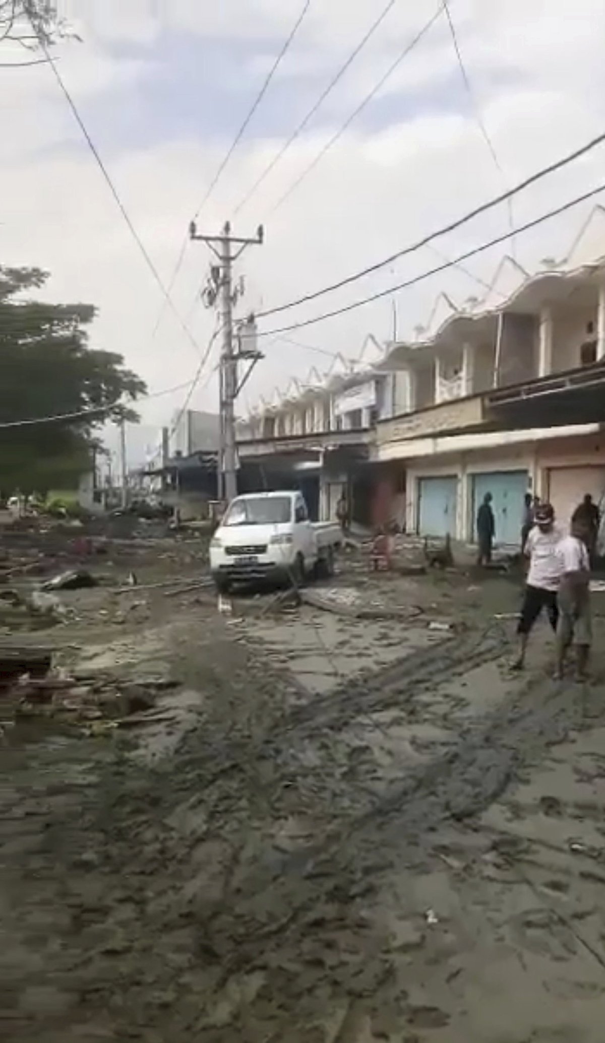 Zemětřesení z 28.9.2018 a následná tsunami zpustošily ostrov Sulawesi