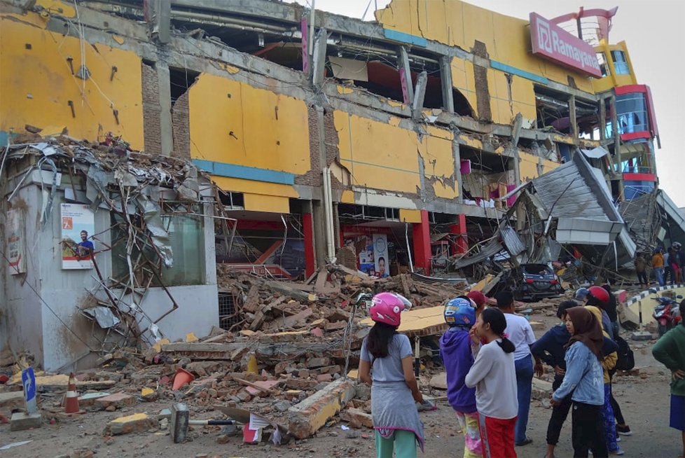 Indonéský ostrov Sulawesi zasáhlo zemětřesení, způsobilo až třímetrové vlny tsunami (28.9.2018).