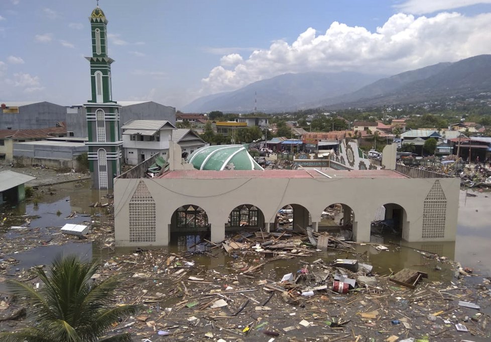 Indonéský ostrov Sulawesi zasáhlo zemětřesení, způsobilo až třímetrové vlny tsunami (28.9.2018).