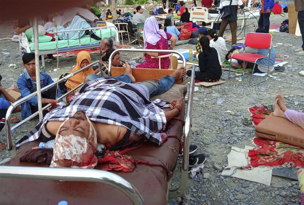 Indonéský ostrov Sulawesi zasáhlo zemětřesení, způsobilo až třímetrové vlny tsunami (28.9.2018).