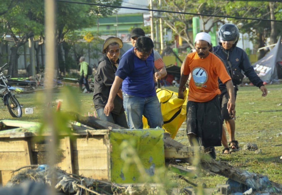 Indonéský ostrov Sulawesi zasáhlo zemětřesení, způsobilo až třímetrové vlny tsunami (28.9.2018)