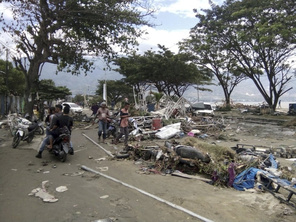 Zemětřesení z 28.9.2018 a následná tsunami zpustošily ostrov Sulawesi.