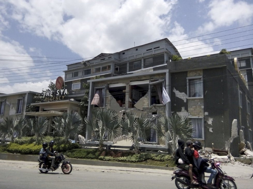 Zemětřesení z 28.9.2018 a následná tsunami zpustošily ostrov Sulawesi.