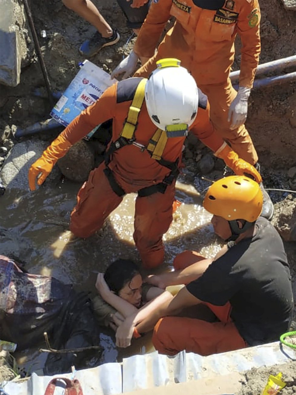 Ženu, kterou na ostrově Sulawesi pohřbuila tsunami, se podařilo zachránit