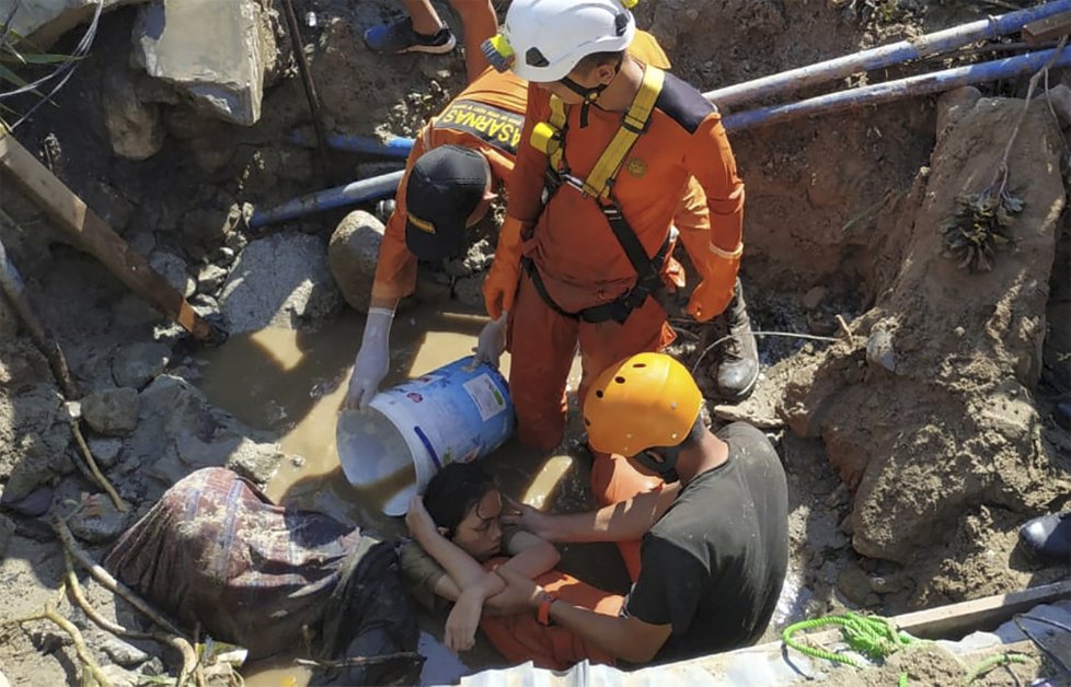 Ženu, kterou na ostrově Sulawesi pohřbuila tsunami, se podařilo zachránit