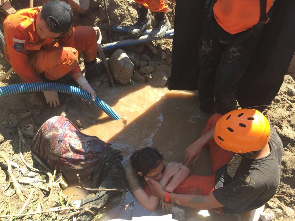 Ženu, kterou na ostrově Sulawesi pohřbila tsunami, se podařilo zachránit