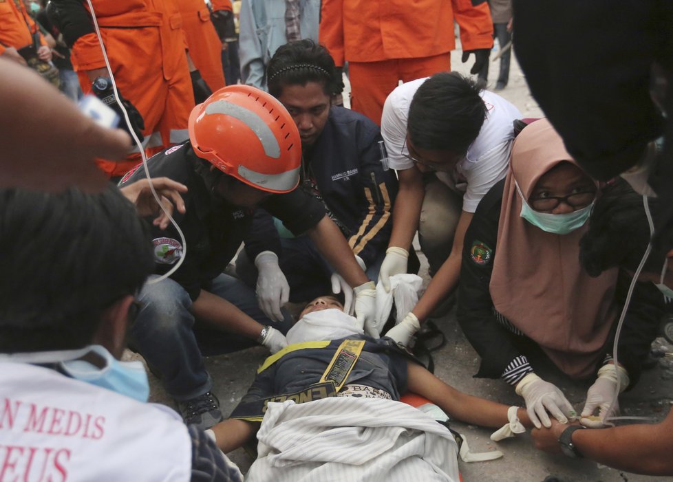 Ženu, kterou na ostrově Sulawesi pohřbila tsunami, se podařilo zachránit.