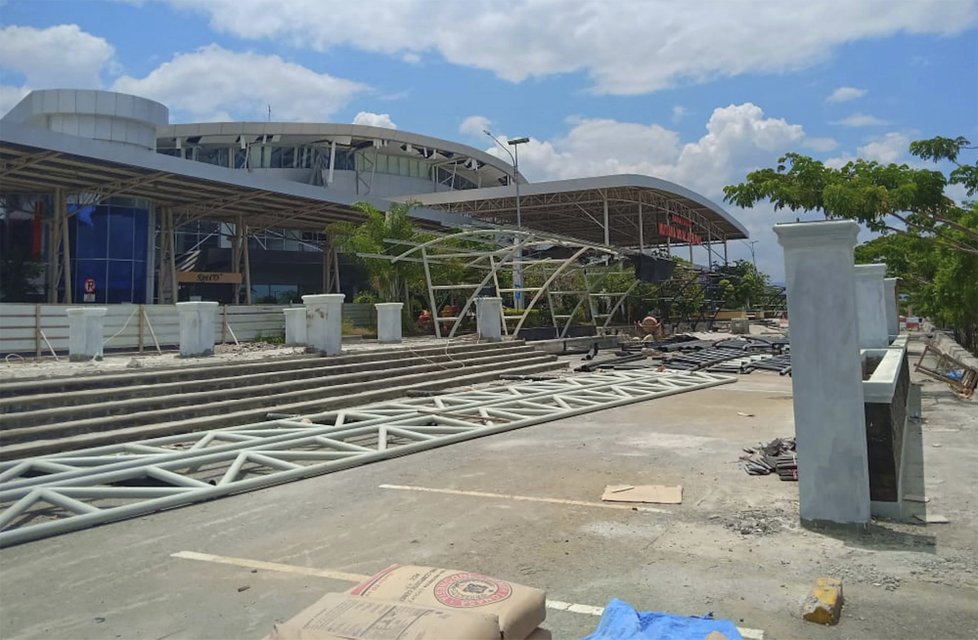 Zemětřesení a tsunami na Sulawesi: Dispečer odbavil poslední letadlo a skočil ze čtyřmetrové věže. Následkům zranění podlehl.