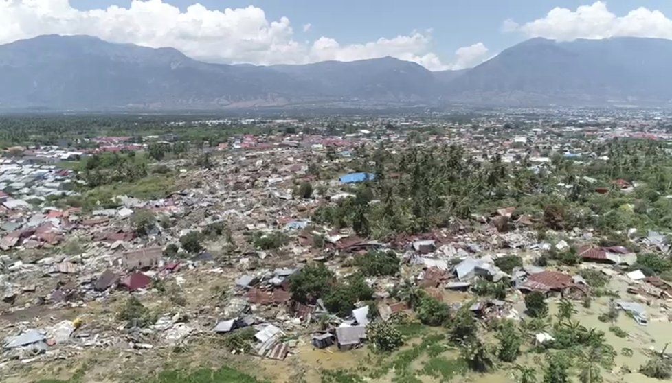 Indonéský ostrov Sulawesi postihlo zemětřesení, následovaly vlny tsunami.