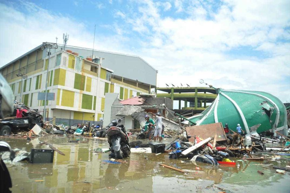 Indonéský ostrov Sulawesi postihlo zemětřesení, následovaly vlny tsunami.