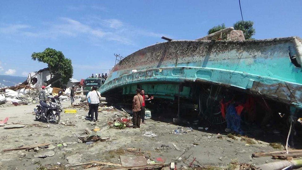 Indonéský ostrov Sulawesi postihlo zemětřesení, následovaly vlny tsunami.