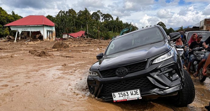 Sumatra: Pátrání po obětech ničivých záplav (30. 11. 2025)