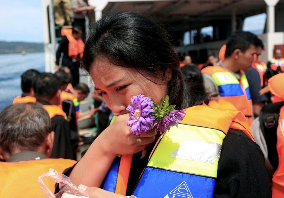 U Sulawesi se potopil trajekt, nejméně 12 lidí zemřelo. Lidé v Indonésii přitom stále ještě truchlí kvůli potopení jiné lodi na jezeře Toba.