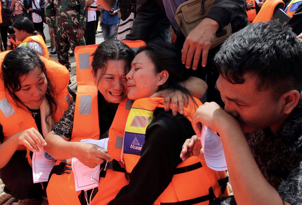 U Sulawesi se potopil trajekt, nejméně 12 lidí zemřelo. Lidé v Indonésii přitom stále ještě truchlí kvůli potopení jiné lodi na jezeře Toba.
